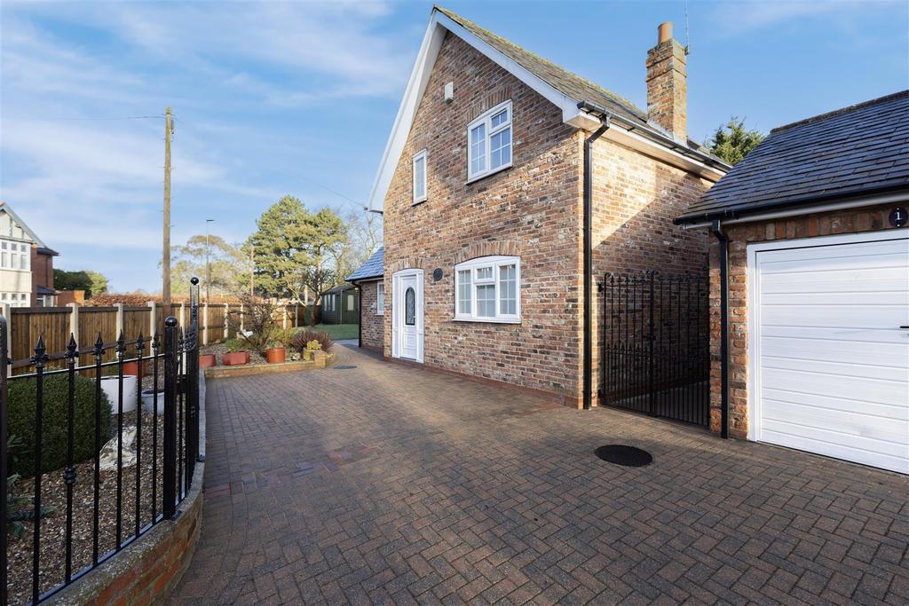 Askham Lane, York 2 bed detached house £325,000