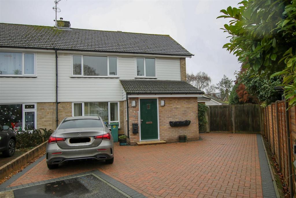 Potters Croft, Horsham 4 bed semidetached house £2,250 pcm (£519 pw)