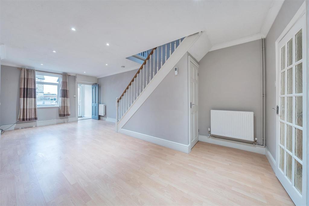 Longcroft Road, Devizes 3 bed terraced house £225,000