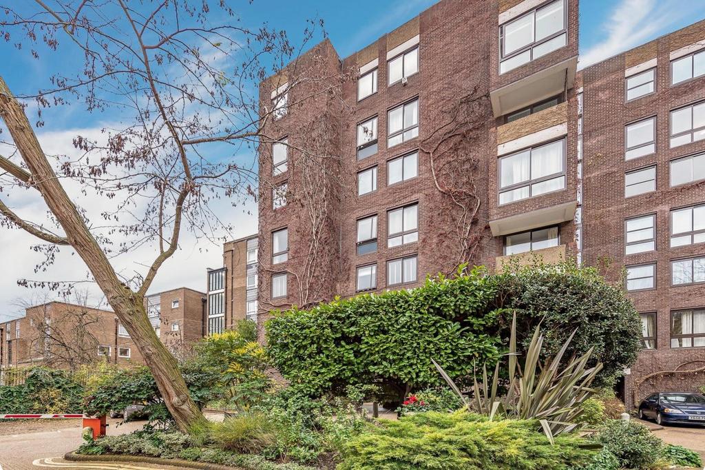 Vicarage Crescent, Battersea, SW11 2 bed flat £2,750 pcm (£635 pw)