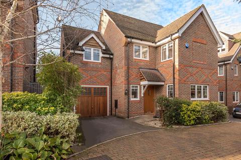 5 bedroom detached house for sale - Peacock Close, Beaconsfield, Buckinghamshire, HP9