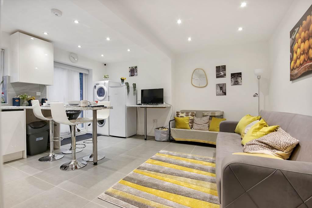 Cobden Road, London, SE25 1 bed in a house share £950 pcm (£219 pw)