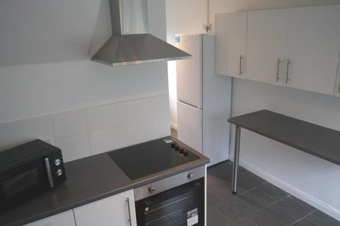4 bedroom terraced house to rent, Garden Avenue, Hatfield