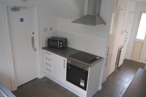 4 bedroom terraced house to rent, Garden Avenue, Hatfield