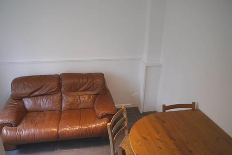 4 bedroom terraced house to rent, Garden Avenue, Hatfield