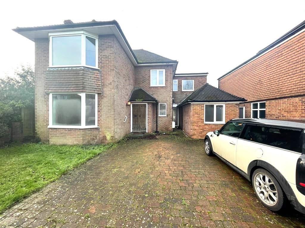 Douglas Crescent, Houghton Regis... 5 bed detached house £2,000 pcm