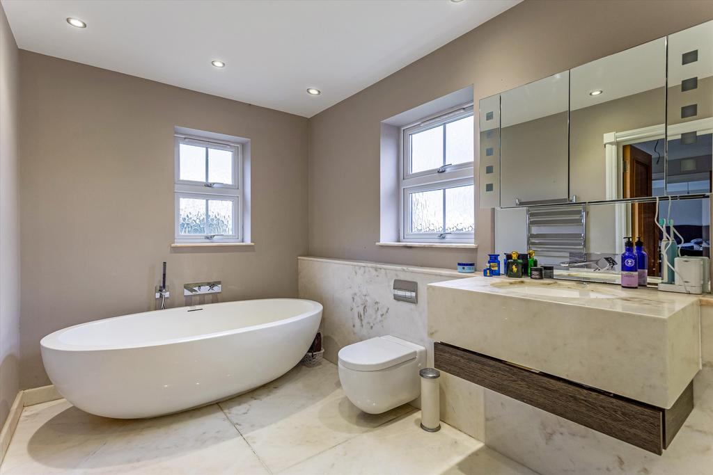 Modern bathroom.