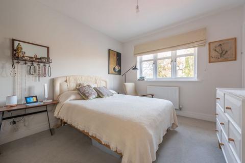 46 Consort Drive, Leatherhead, KT22 0AS
