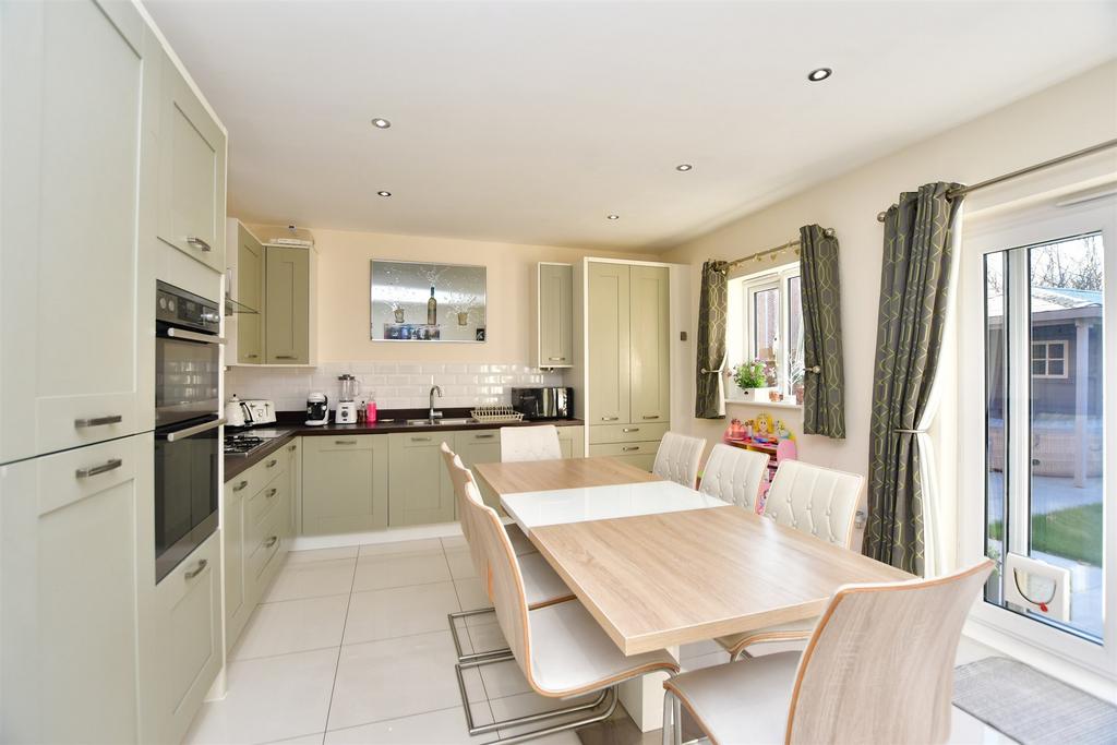 Lakeside Avenue, Faversham, Kent 4 bed detached house for sale £450,000
