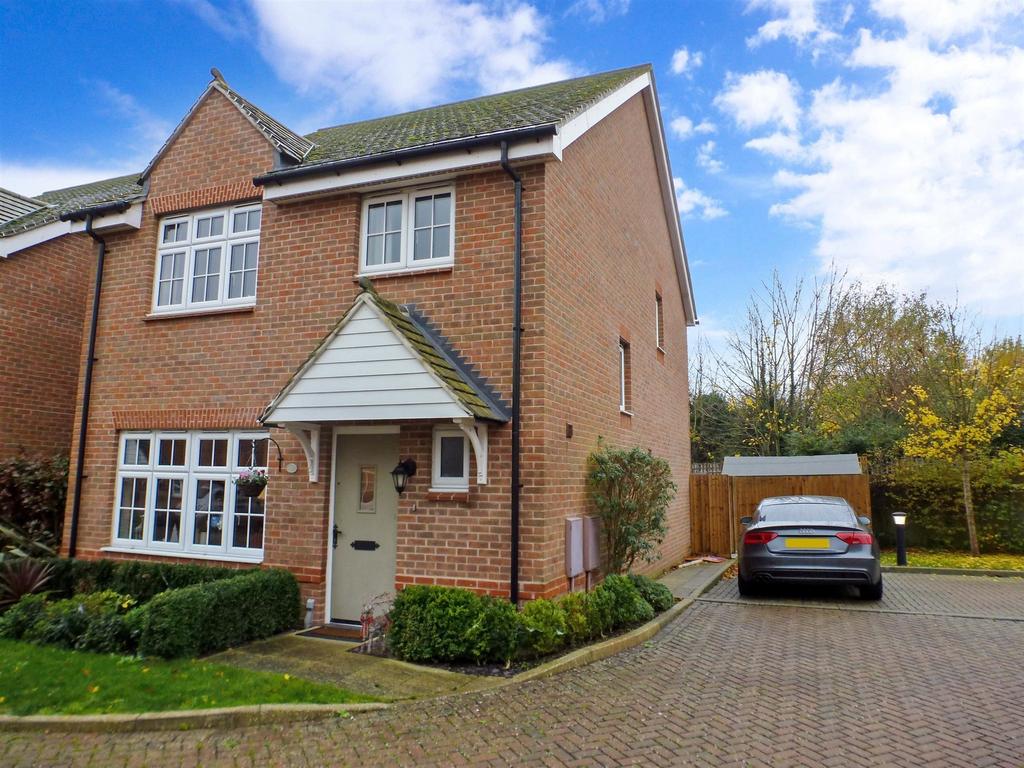 Lakeside Avenue, Faversham, Kent 4 bed detached house for sale £450,000
