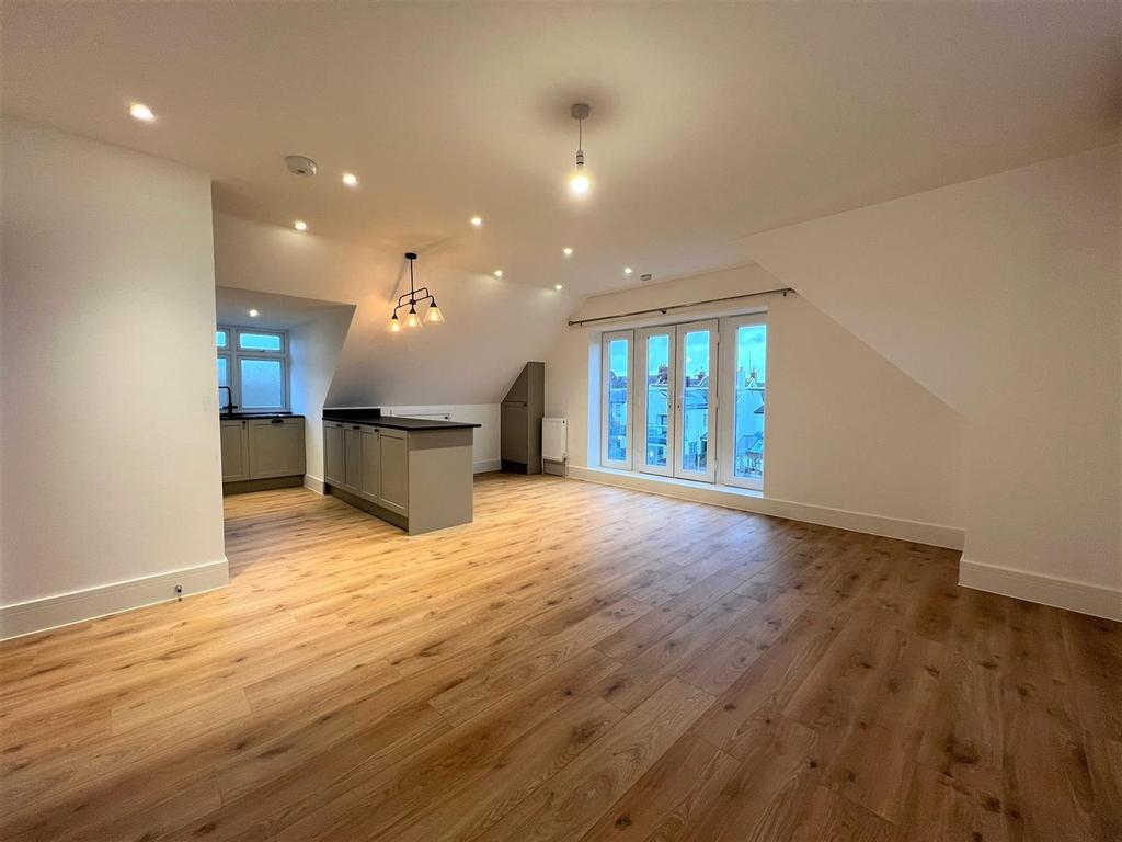Leigh Cliff Road, LeighOnSea 2 bed apartment £1,575 pcm (£363 pw)