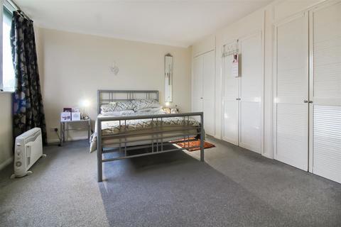 3 bedroom flat for sale, Bishops Walk, Aylesbury