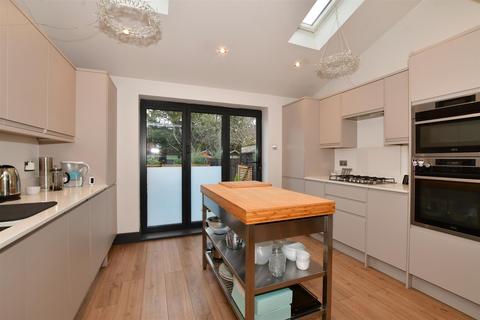 92 Hamilton Avenue, Sutton, SM3 9RL