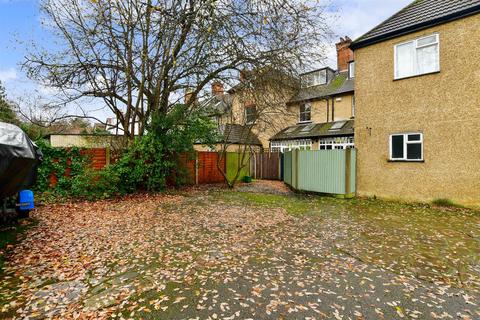 19b Worple Road, Epsom, KT18 5EP