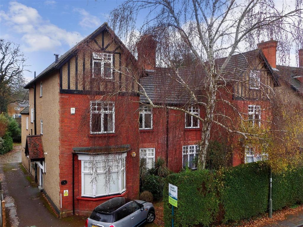 Worple Road, Epsom, Surrey 2 bed apartment for sale £300,000