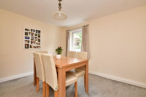 131 Kingston Road, Leatherhead, KT22 7NT