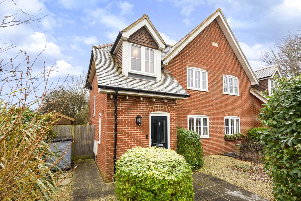 Ockford Ridge, Godalming, GU7 3 bed semidetached house £550,000