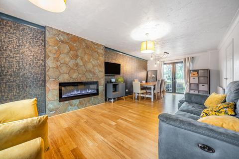 6 Avonmere, Rugby, CV21 1EB