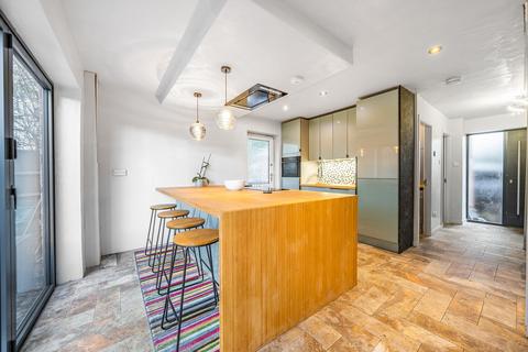 6 Avonmere, Rugby, CV21 1EB