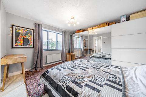6 Avonmere, Rugby, CV21 1EB