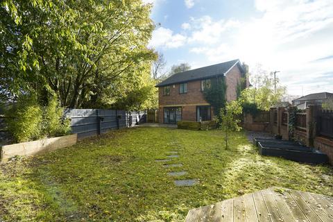6 Avonmere, Rugby, CV21 1EB