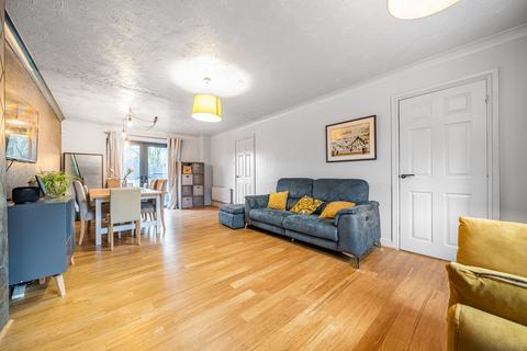 6 Avonmere, Rugby, CV21 1EB