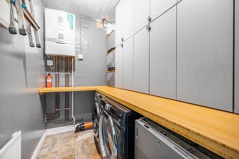 6 Avonmere, Rugby, CV21 1EB
