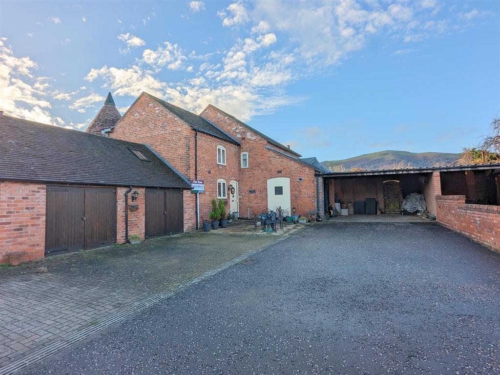 Millers Croft, Malvern 3 bed link detached house £500,000