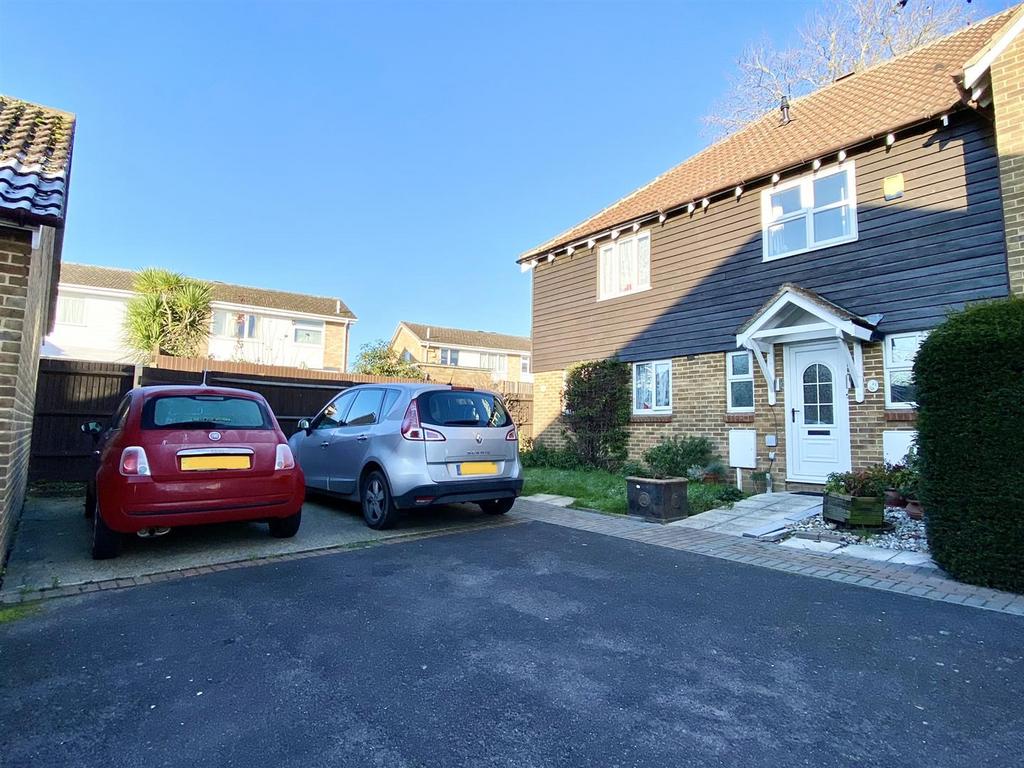 Tom Joyce Close, Snodland, ME6 5BU 2 bed terraced house £270,000