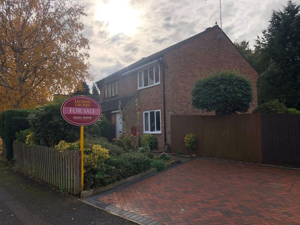 Barley Hill Road, Southfields... 2 bed semidetached house £220,000