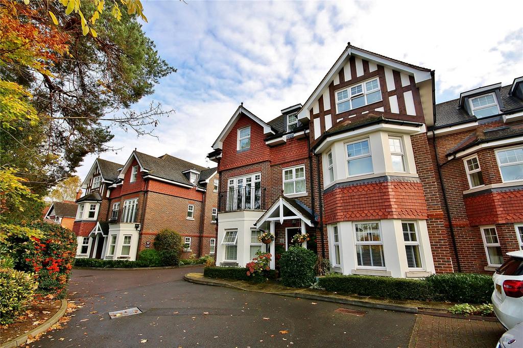 Pembroke Road, Woking, Surrey, GU22 2 bed apartment £400,000