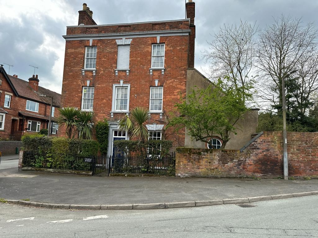 Castle Street, Tutbury, BurtononTrent, DE13 4 bed character property