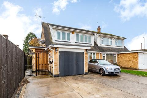 3 bedroom semi-detached house for sale - Eleanor Chase, Wickford, SS12