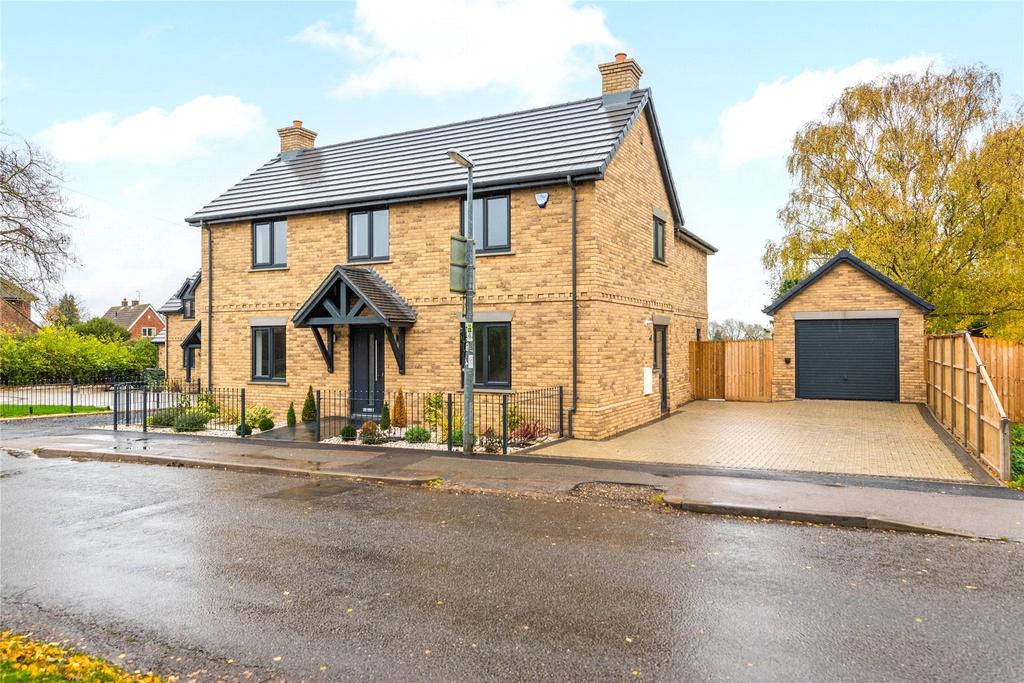Manor Road, BartonleClay, Bedfordshire, MK45 4 bed detached house £