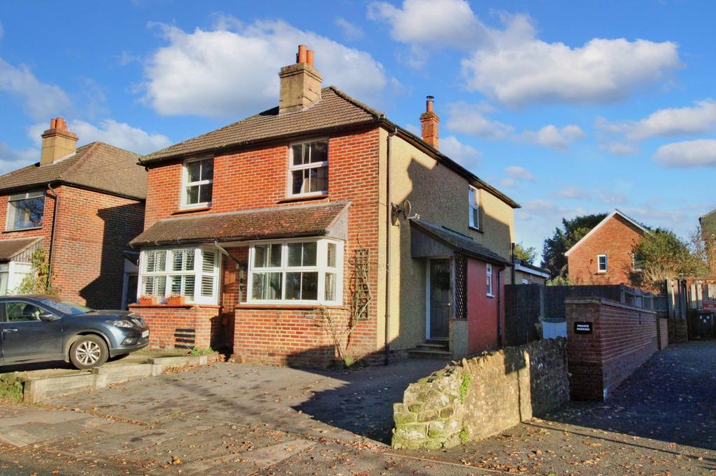 Portsmouth Road, Liphook GU30 3 bed semidetached house £400,000