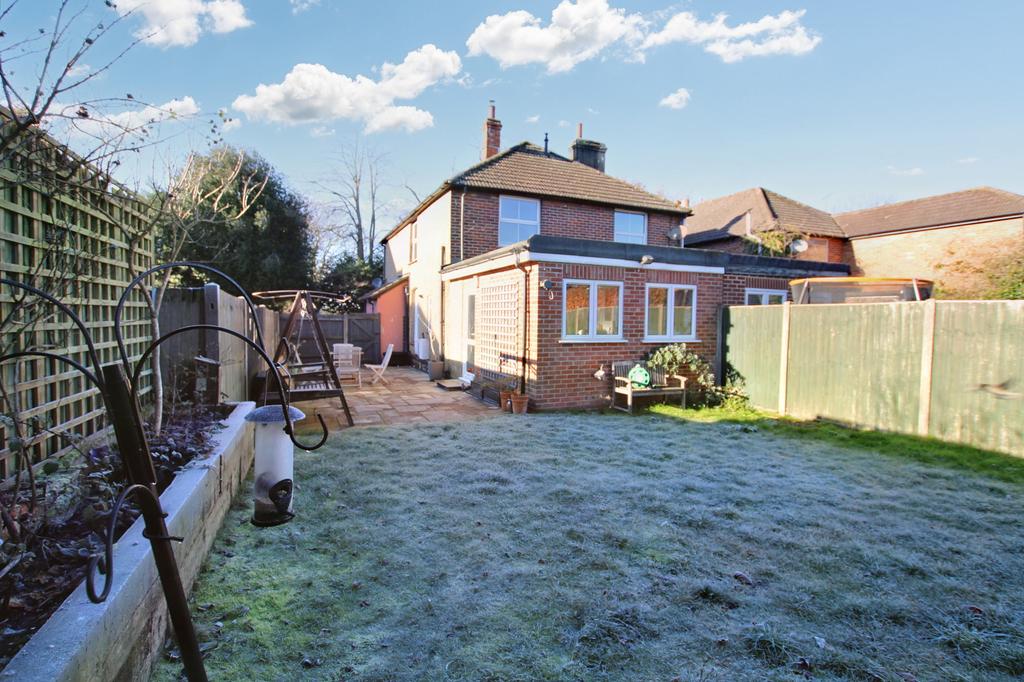 Portsmouth Road, Liphook GU30 3 bed semidetached house £400,000