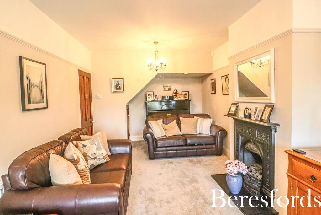 Brackendale Gardens, Upminster, RM14 4 bed semidetached house £895,000