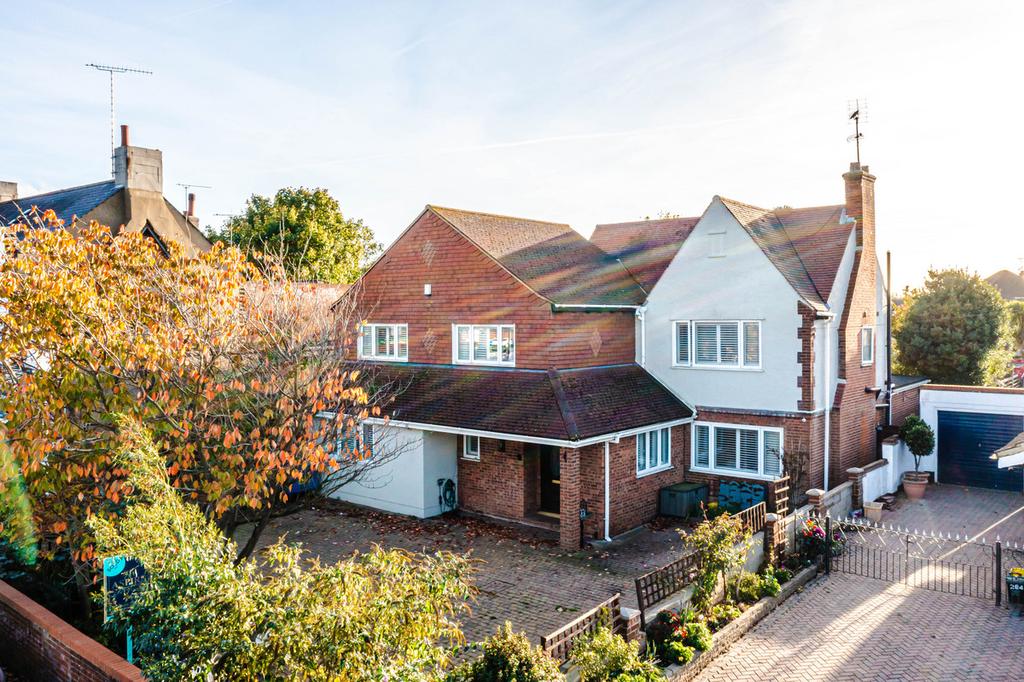 Kiln Road, Benfleet, SS7 7 bed detached house for sale £750,000