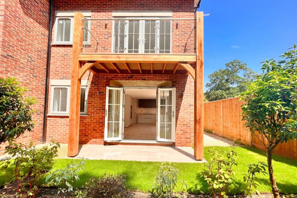 Castle Rise, Lymington Road, Highcliffe, Dorset. BH23 4JS 2 bed flat ...