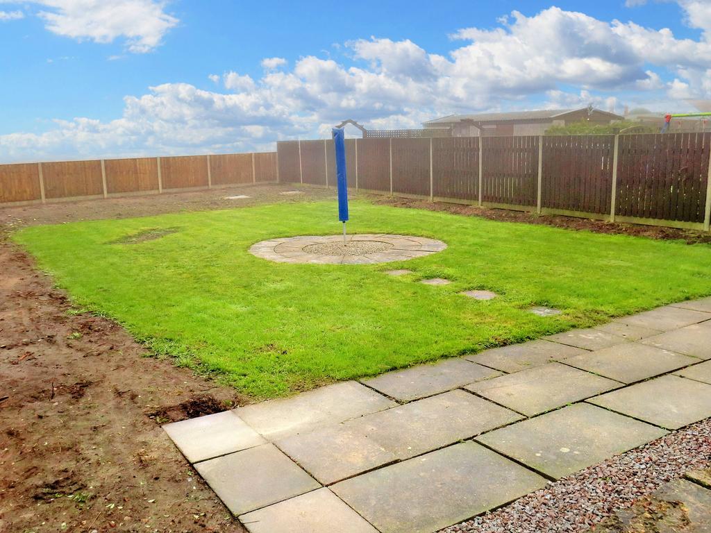 Enclosed rear garden (1).