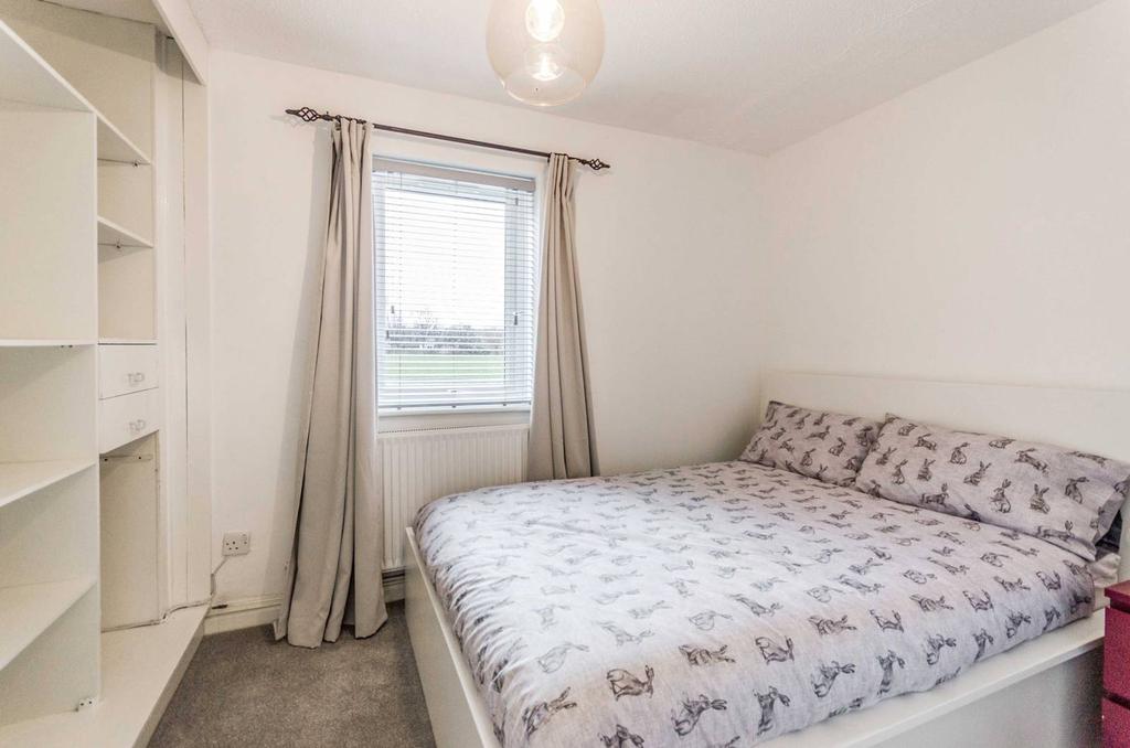 Truesdale Road, Beckton, London, E6 2 bed flat £1,800 pcm (£415 pw)