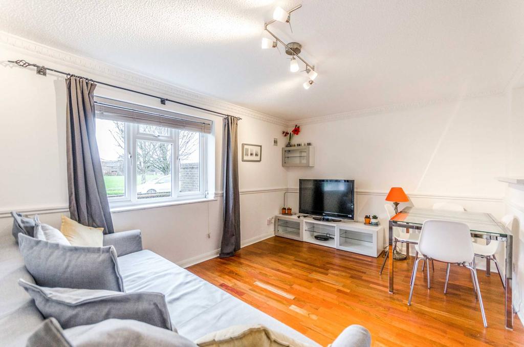 Truesdale Road, Beckton, London, E6 2 bed flat £1,800 pcm (£415 pw)