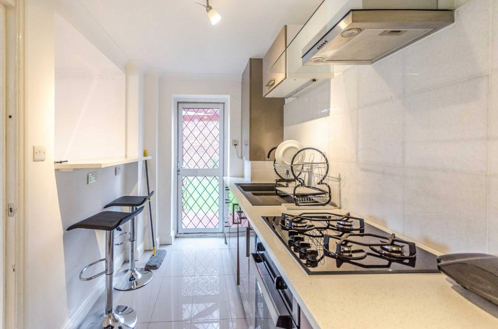 Truesdale Road, Beckton, London, E6 2 bed flat £1,800 pcm (£415 pw)