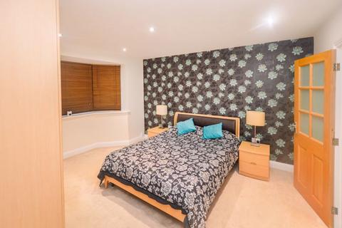 2 Eastgate, Deeping St James, Peterborough, PE6 8HJ