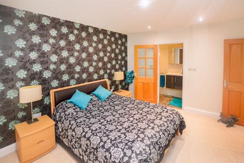 2 Eastgate, Deeping St James, Peterborough, PE6 8HJ