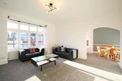 4 bedroom maisonette to rent - Compton Road, London N21