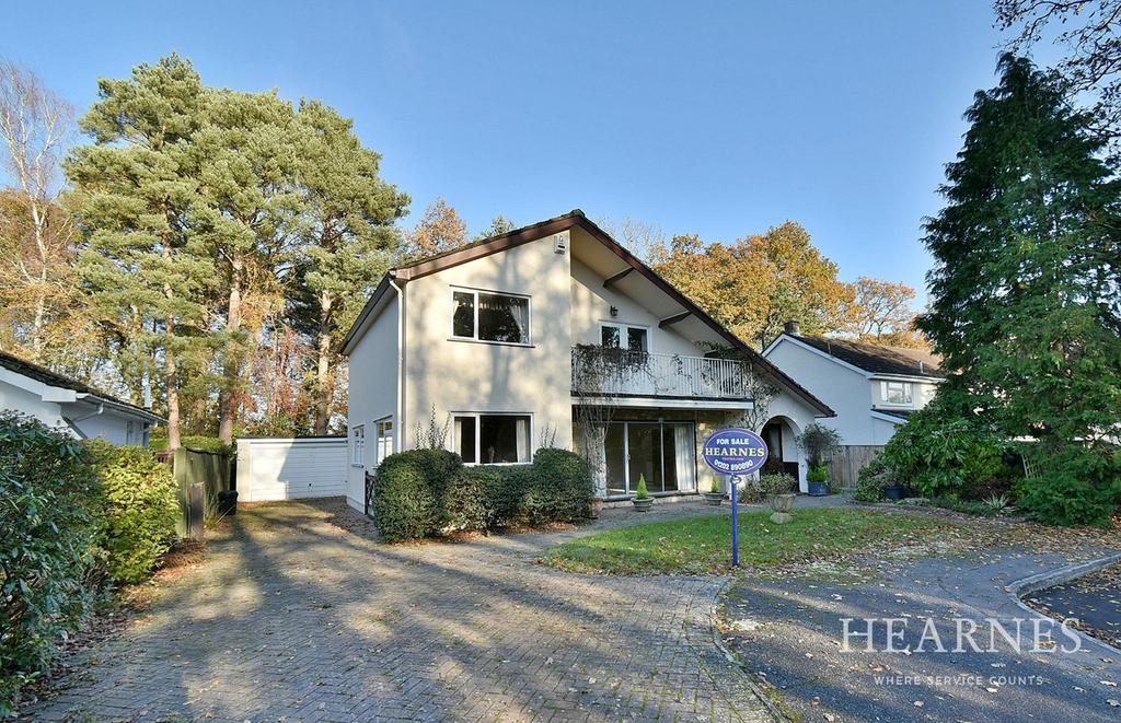 Hazel Drive, Ferndown, BH22 3 bed detached house for sale £600,000