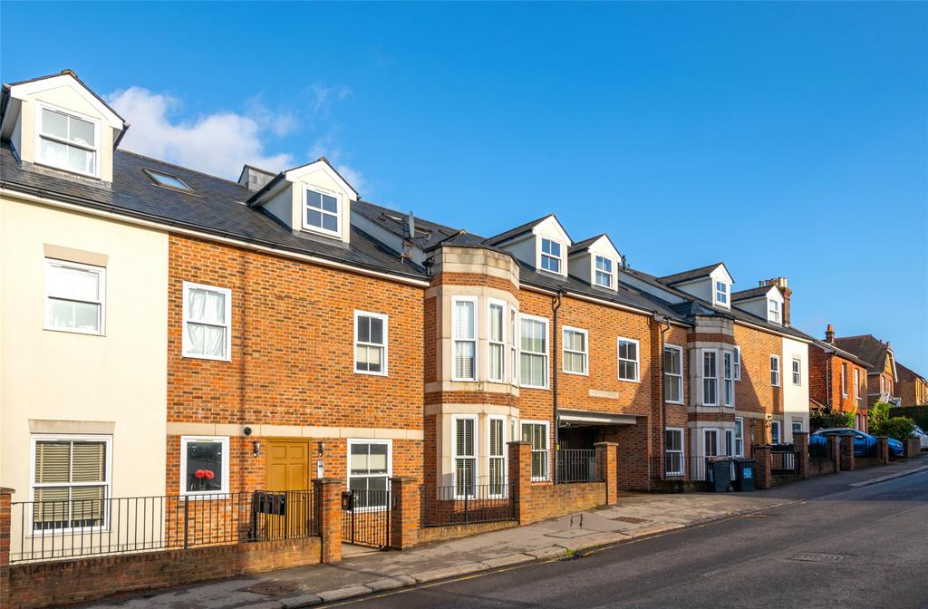 Lesbourne Road, Reigate, Surrey, RH2 2 bed flat £300,000