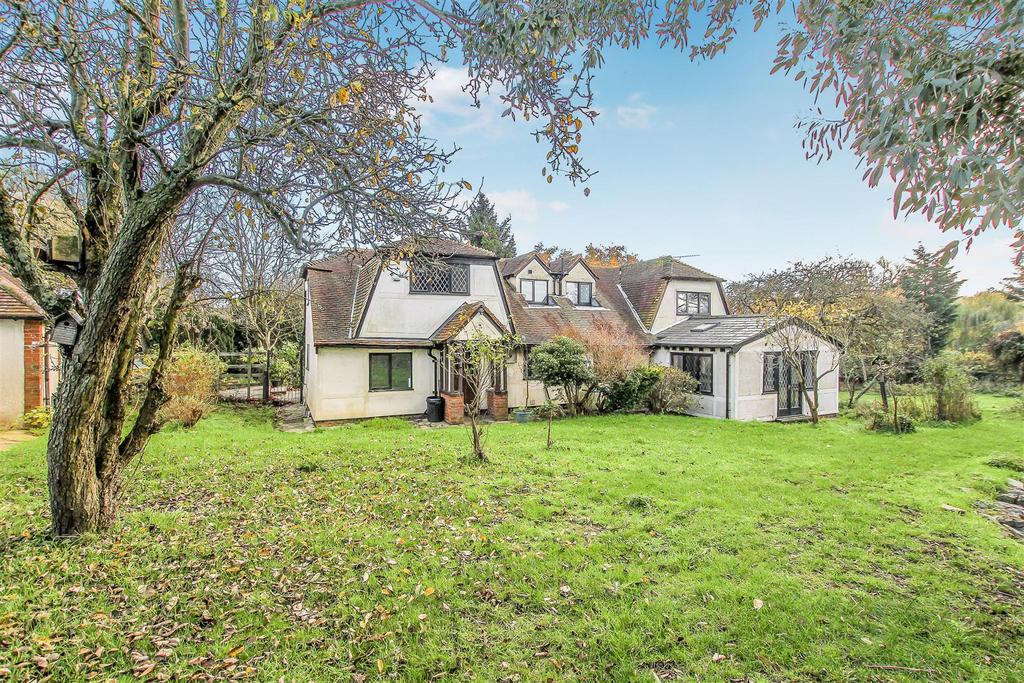 * SIGNATURE HOME * Paternoster Row, Noak Hill, Romford 4 bed detached