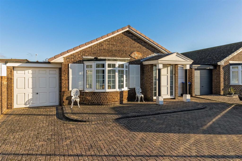 Finches Close, Lancing 2 bed detached bungalow £380,000